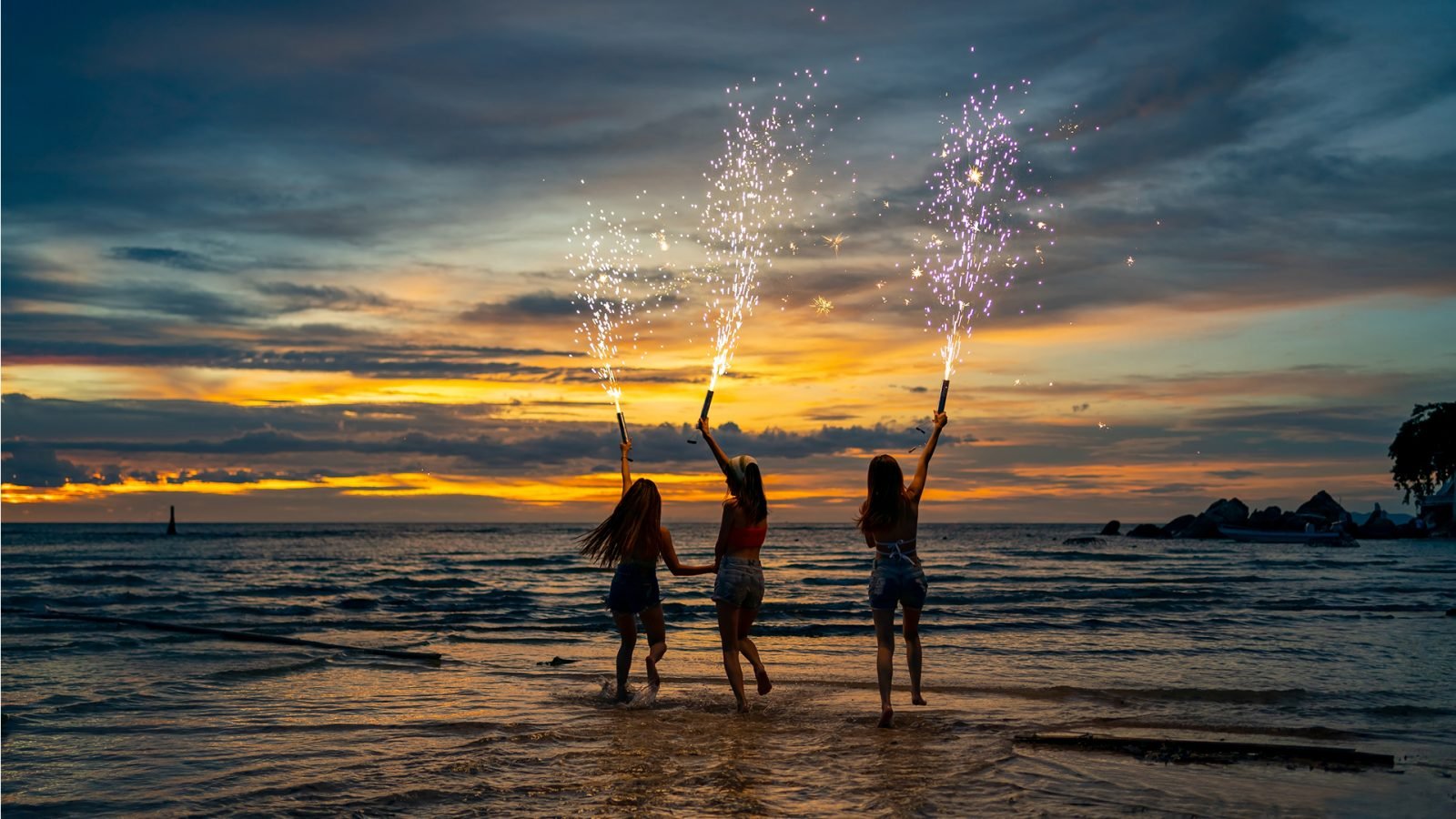 Zabawa na plaży po zachodzie słońca 