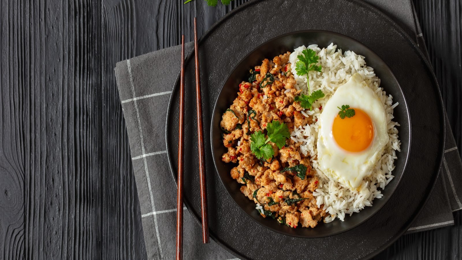 Pad kra pao - mielone lub posiekane mięso drobiowe, wołowe lub wieprzowe, smażone na woku lub patelni z dodatkiem tajskiej bazylii zwanej holy basil