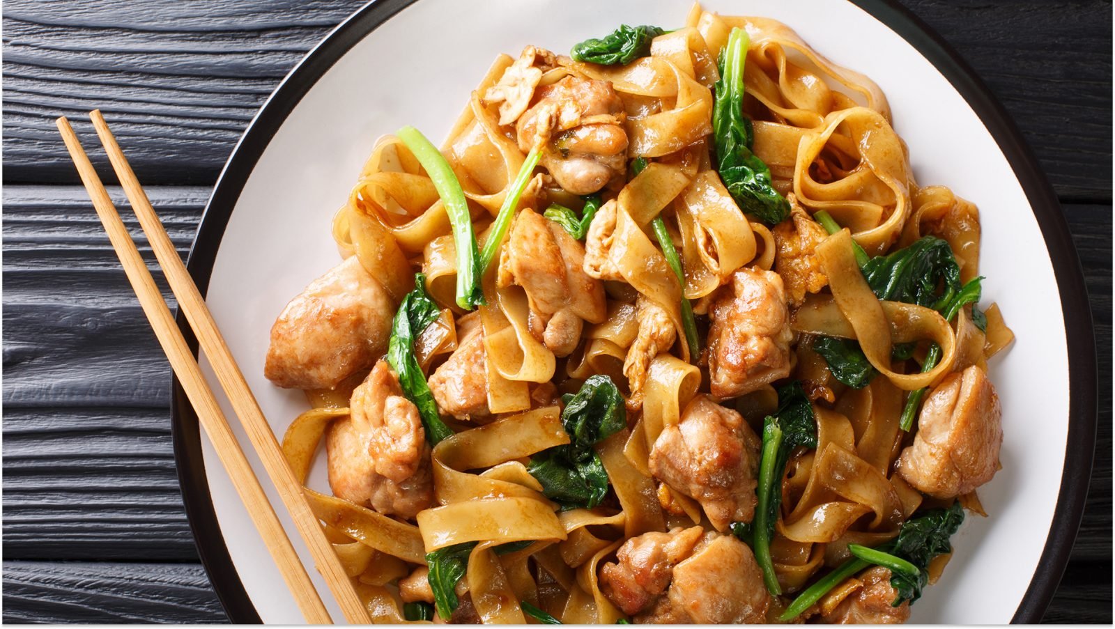 Pad see ew - makaron ryżowy, który smaży się z jajkiem, wybranym dodatkiem białkowym (najczęściej kurczakiem, wieprzowiną lub tofu) oraz chrupiącymi warzywami