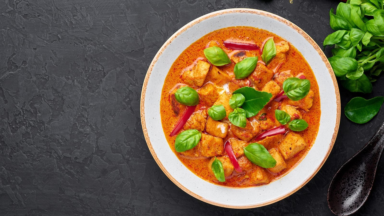 Panang curry - bazą dania jest mleczko kokosowe oraz pasta panang przygotowywana z galangalu, trawy cytrynowej, skórki limonki, korzenia kolendry, czosnku i szalotki