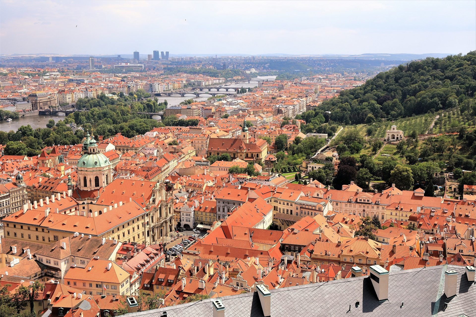Panoramiczny widok na zabytkową część Pragi i Most Karola