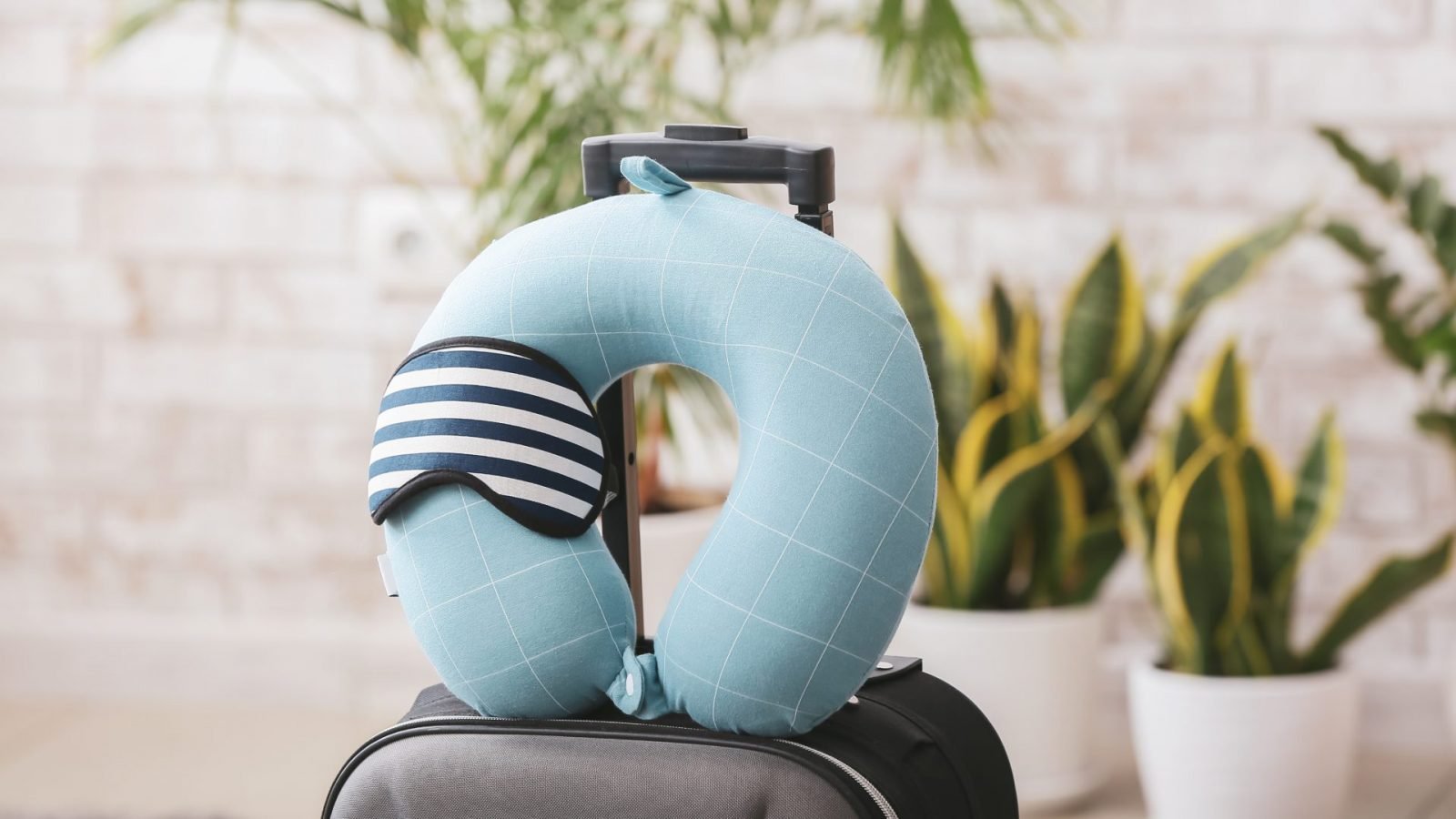 co-spakowac-do-bagazu-podrecznego-podpowiadamy-co-zabrac-do-samolotu-galeria-1