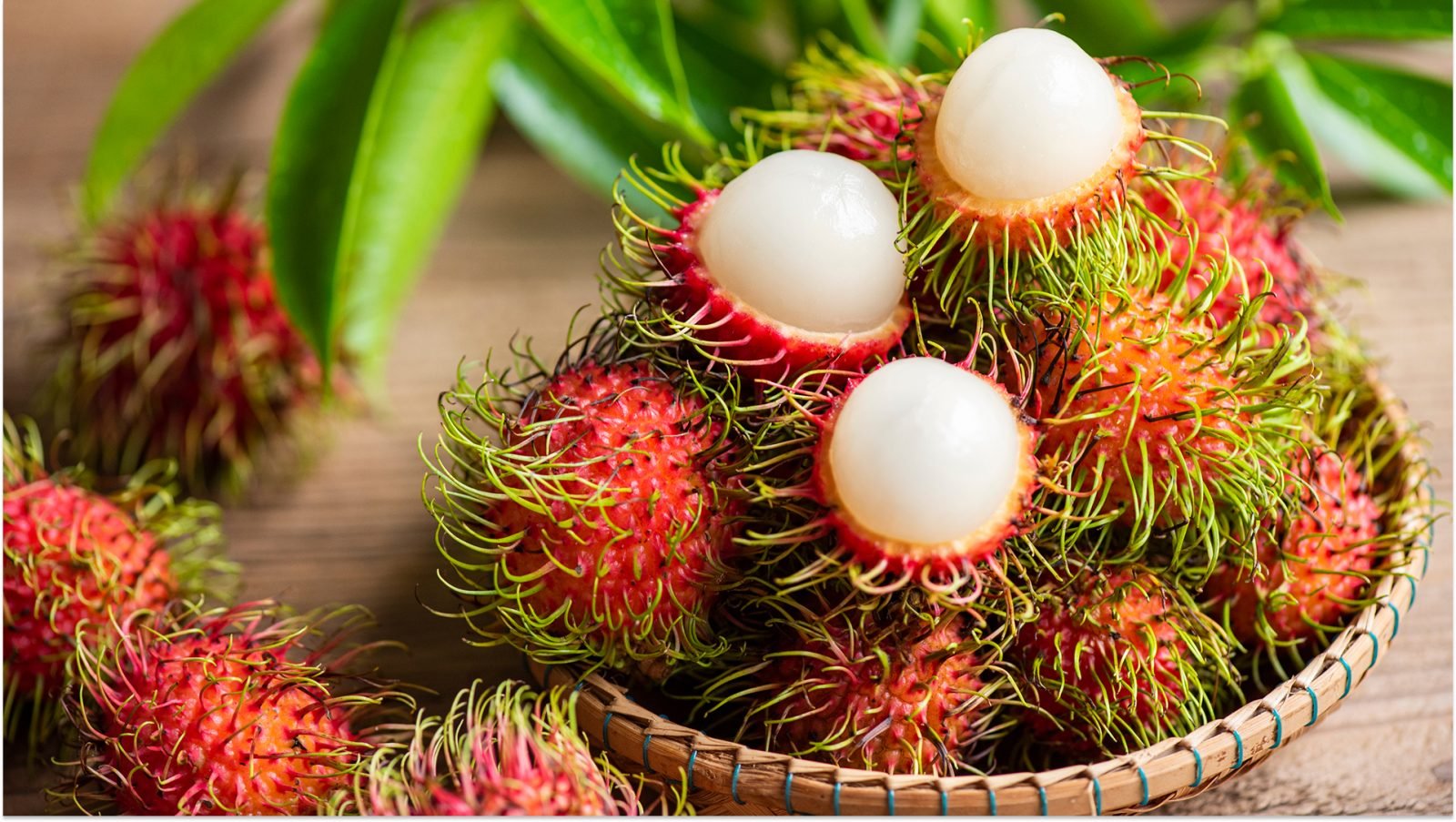 Rambutan - Wewnątrz kryje się słodki, biały miąższ o konsystencji winogrona i lekko kwiatowym aromacie