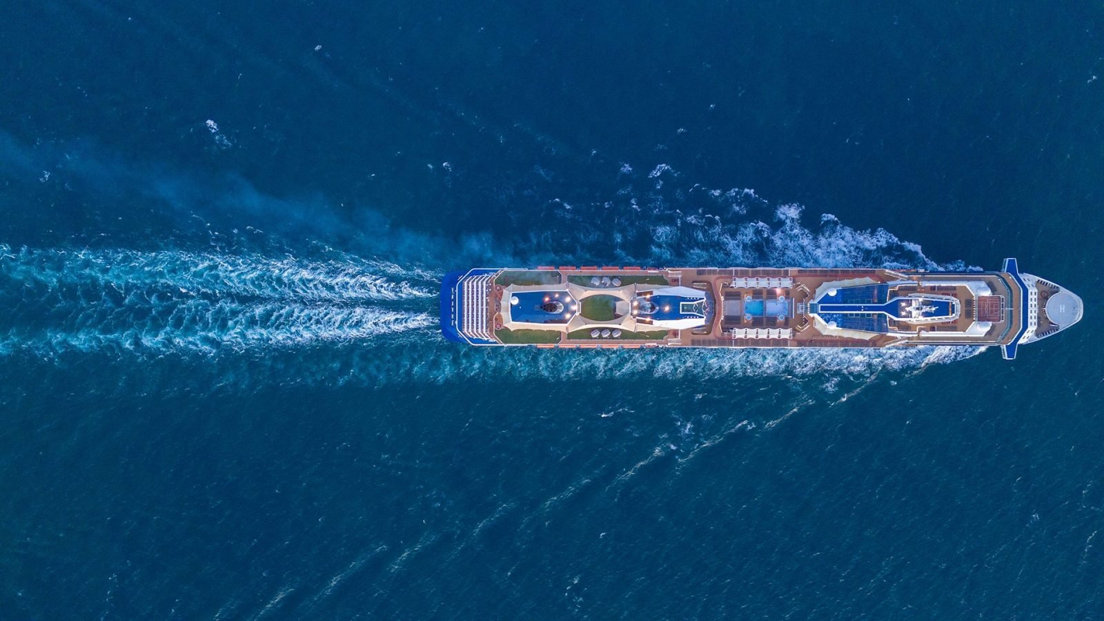 Rejsy statkiem wycieczkowym - widok z lotu ptaka