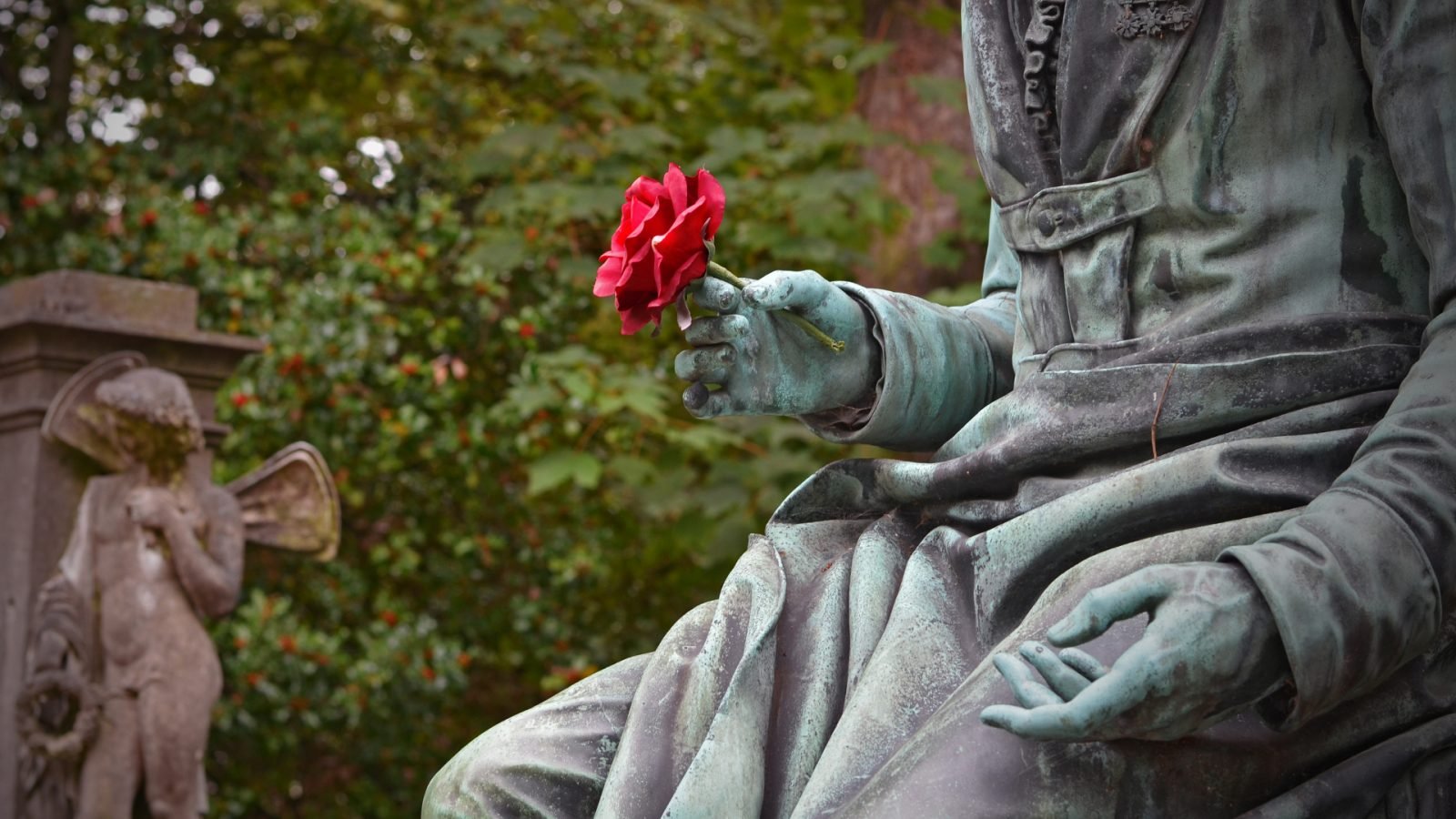 rzeźba nagrobna na cmentarzu Père-Lachaise