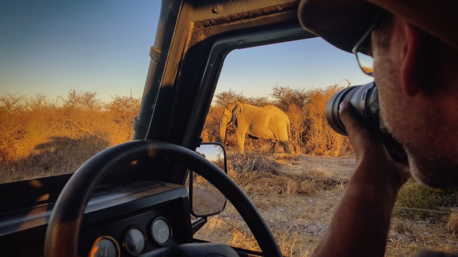 Mężczyzna robiący zdjęcia słoniom na safari