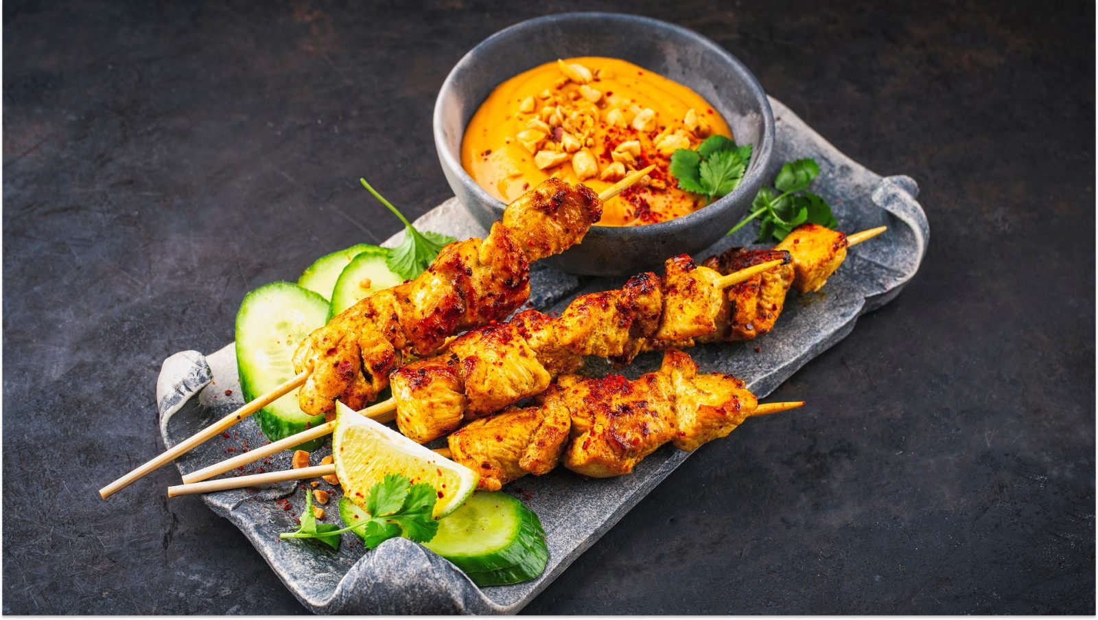 Satay - kawałeczki mięsa w formie szaszłyków, w przepysznie aromatycznej marynacie i w towarzystwie orzechowego sosu