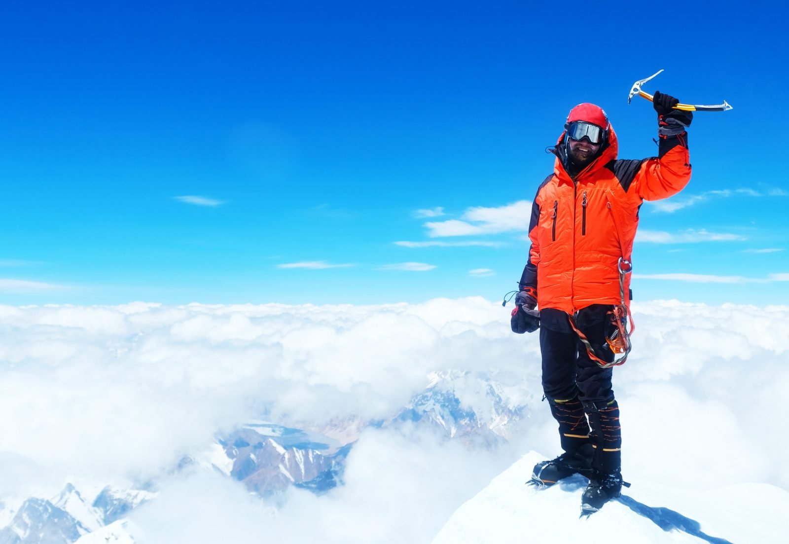 Wspinacz dotarł na szczyt Everestu. Szczyt górski Everest. Najwyższa góra świata. Park Narodowy, Nepal.