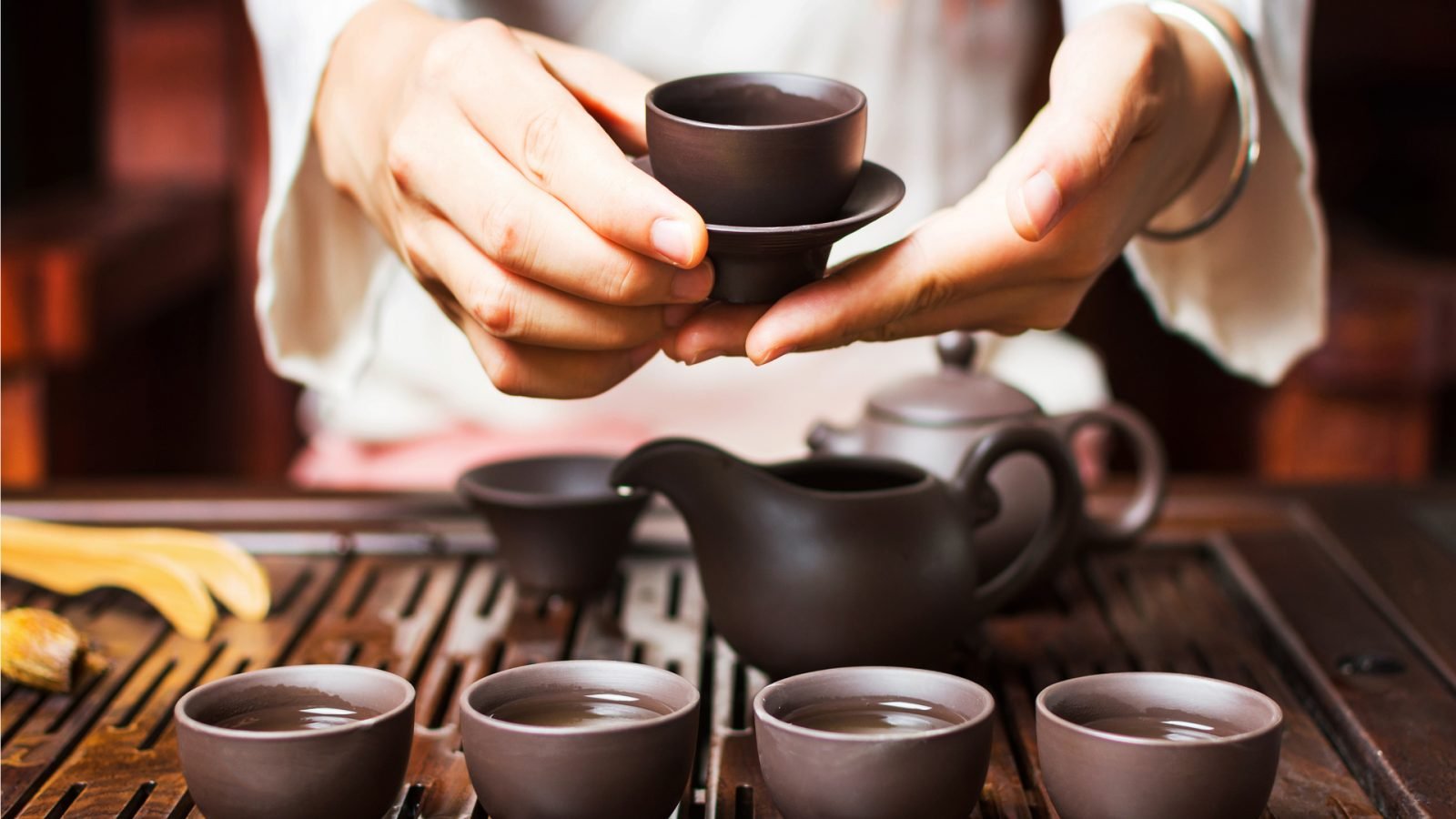 Kobieta serwująca chińską herbatę w tradycyjnej ceremonii herbaty