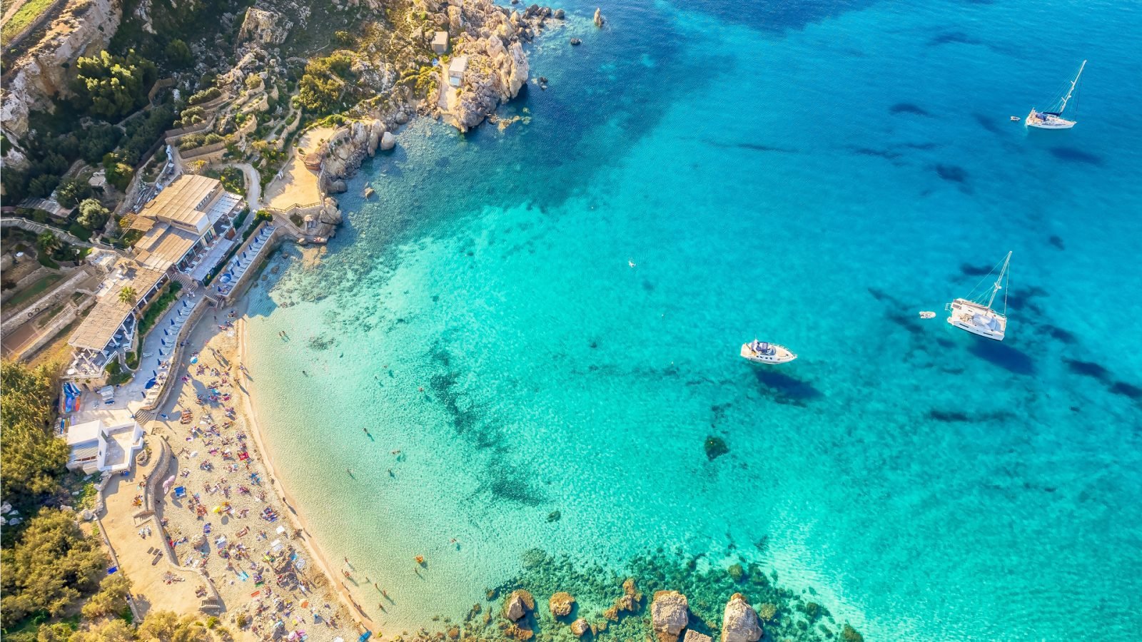Widok z góry na plażę i błękitne wody Malty, Paradise Bay Beach