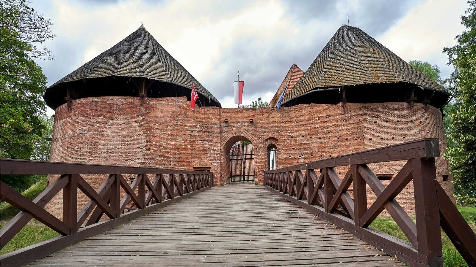 Drewniany most przez fosę, bramę i mury zabytkowego średniowiecznego zamku w Międzyrzeczu