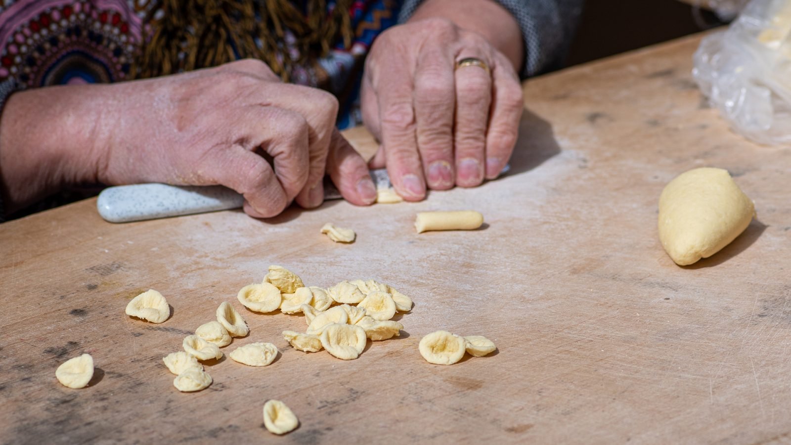 Starsza kobieta lepiąca makaron Orecchiette