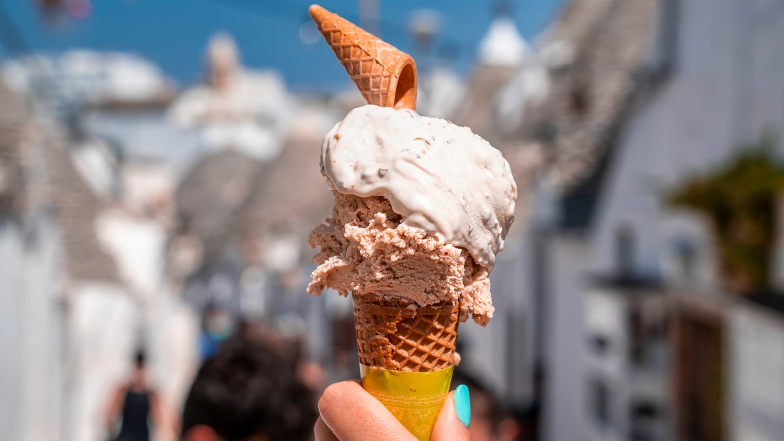 Lody gelato na tle domków truli