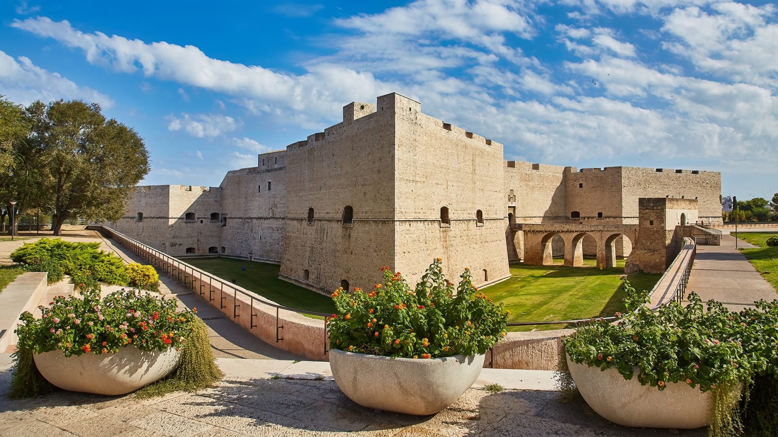 Castello Svevo di Bari – Zamek Szwabski wśród zieleni