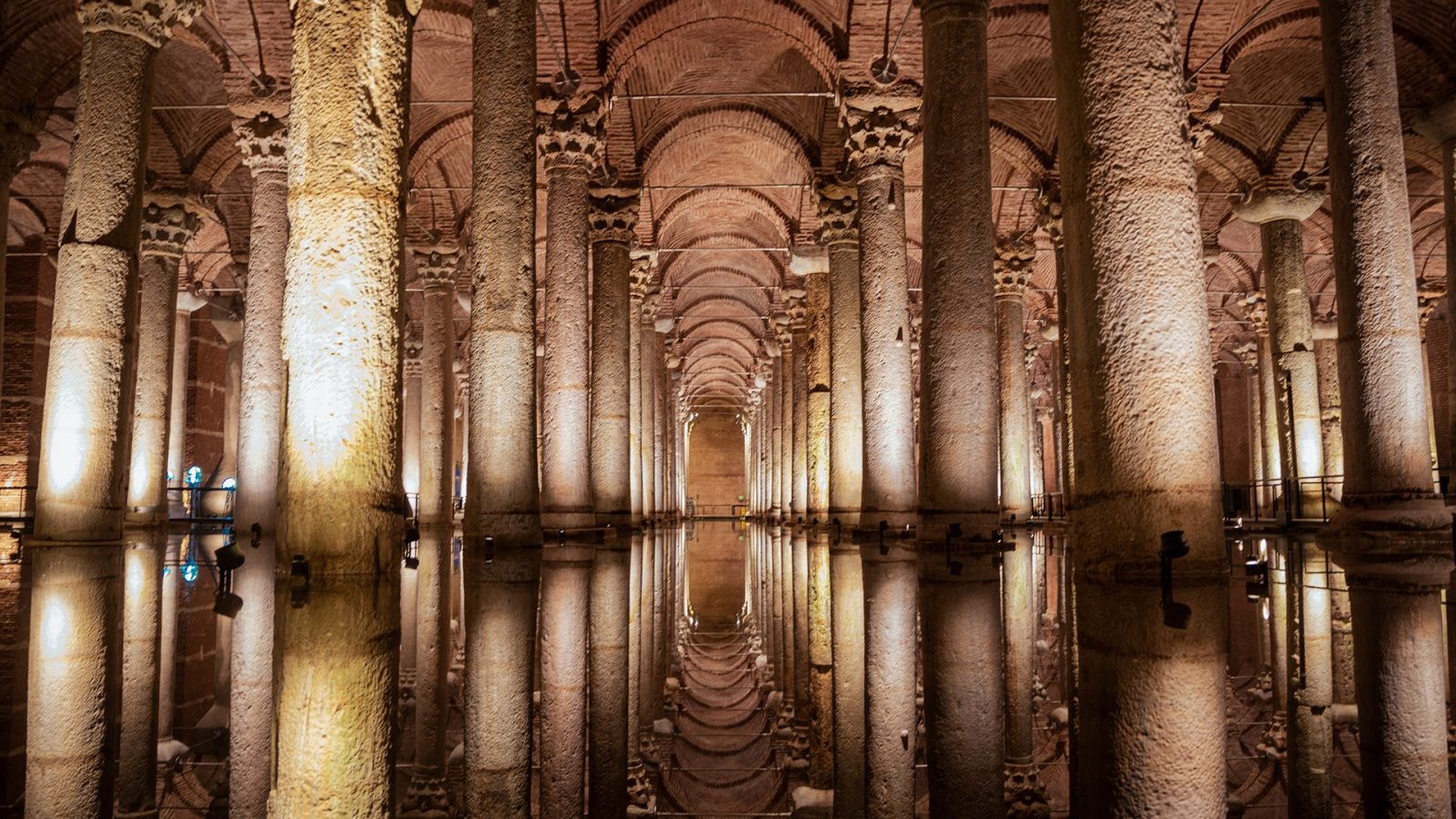 Marmurowe i granitowe kolumny w Zatopionym Pałacu