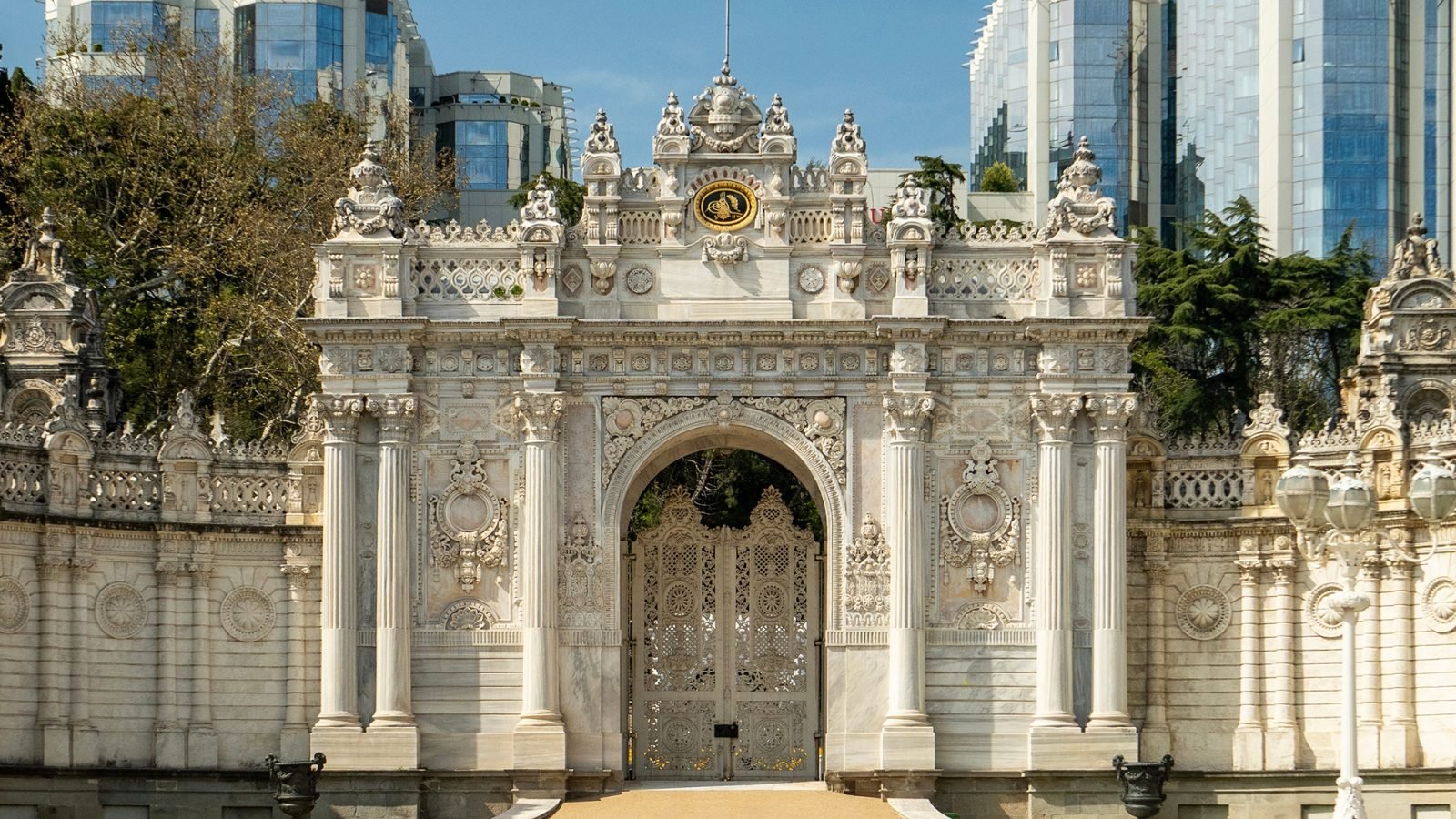 Ozdobna brama cesarska pałacu Dolmabahce w Stambule w Turcji