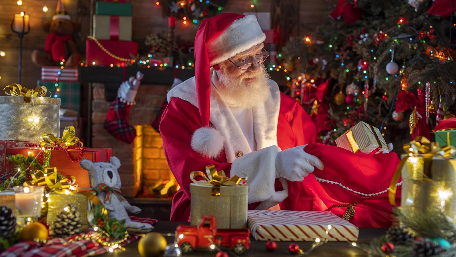 Mikołaj pakujący prezenty