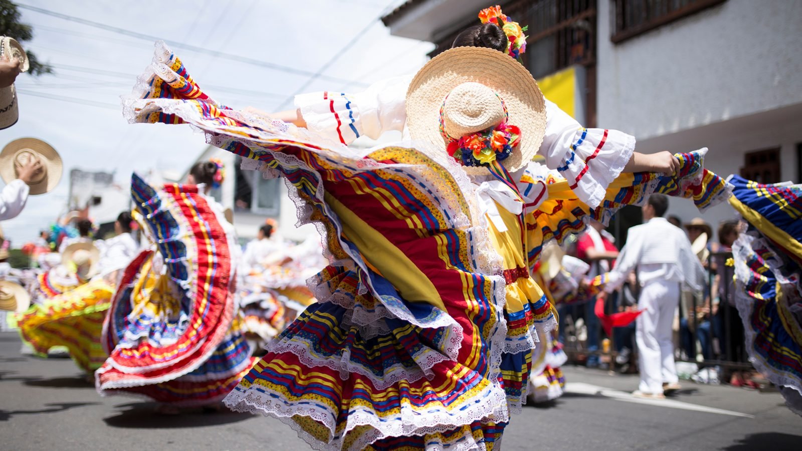Tańcząca kolumbijka w kolorowej sukni