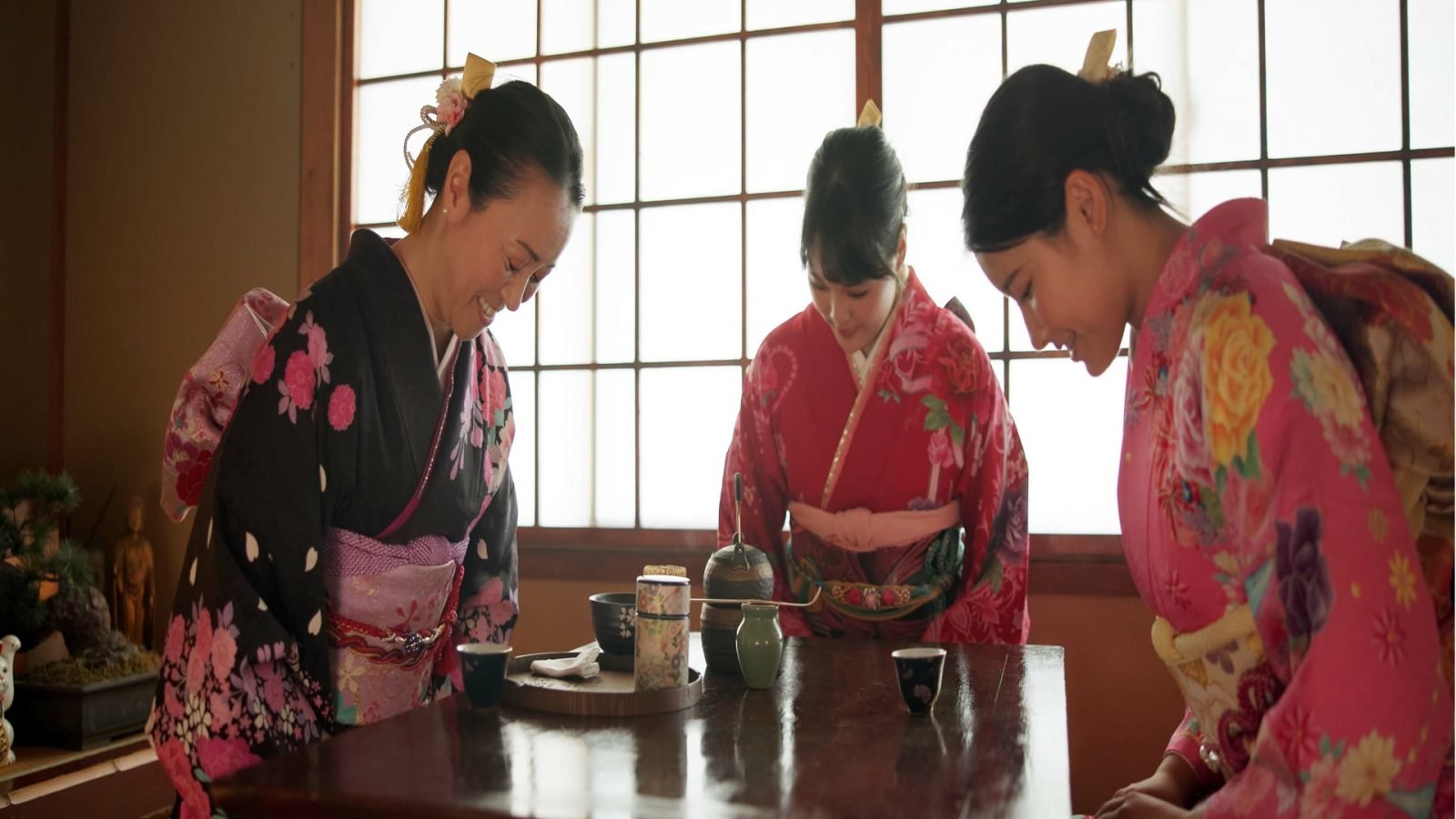 Kobiety w tradycyjnych japońskich strojach, kłaniające się przed rozpoczęciem ceremonii picia herbaty