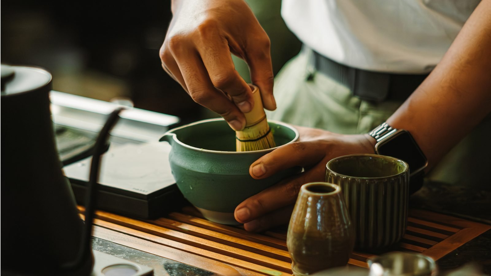 Mieszanie matchy bambusową trzepaczką