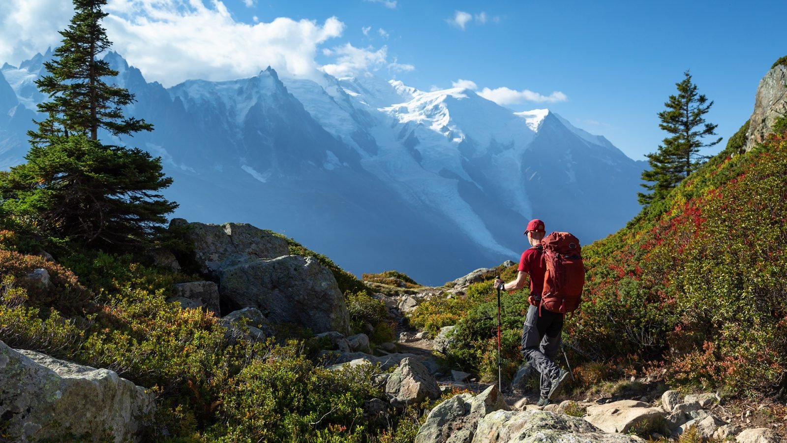 Mężczyzna wędrujący słynnym szczytem Tour du Mont Blanc w pobliżu Chamonix we Francji.