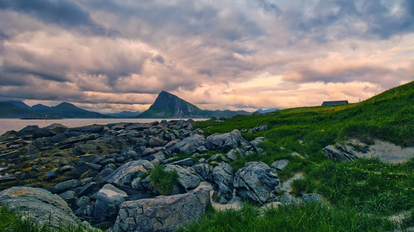 Piękne niebo i białe noce nad kołem podbiegunowym w Lofotach.