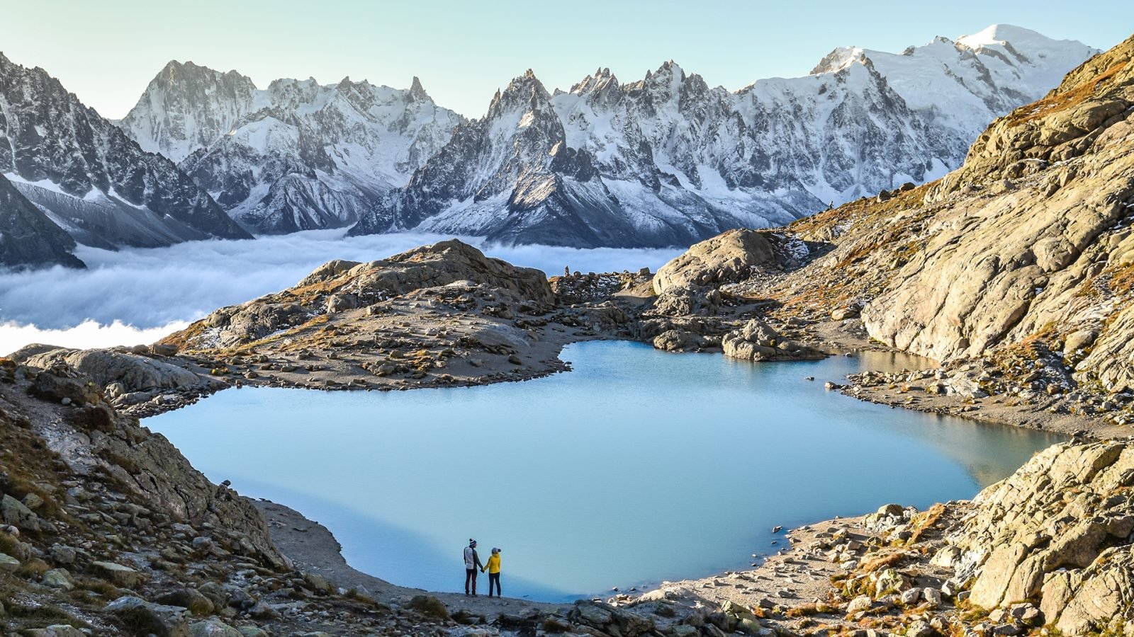 Jezioro Lac Blanc w Chamonix u podnóża masywu Mont Blanc w Alpach Francuskich.