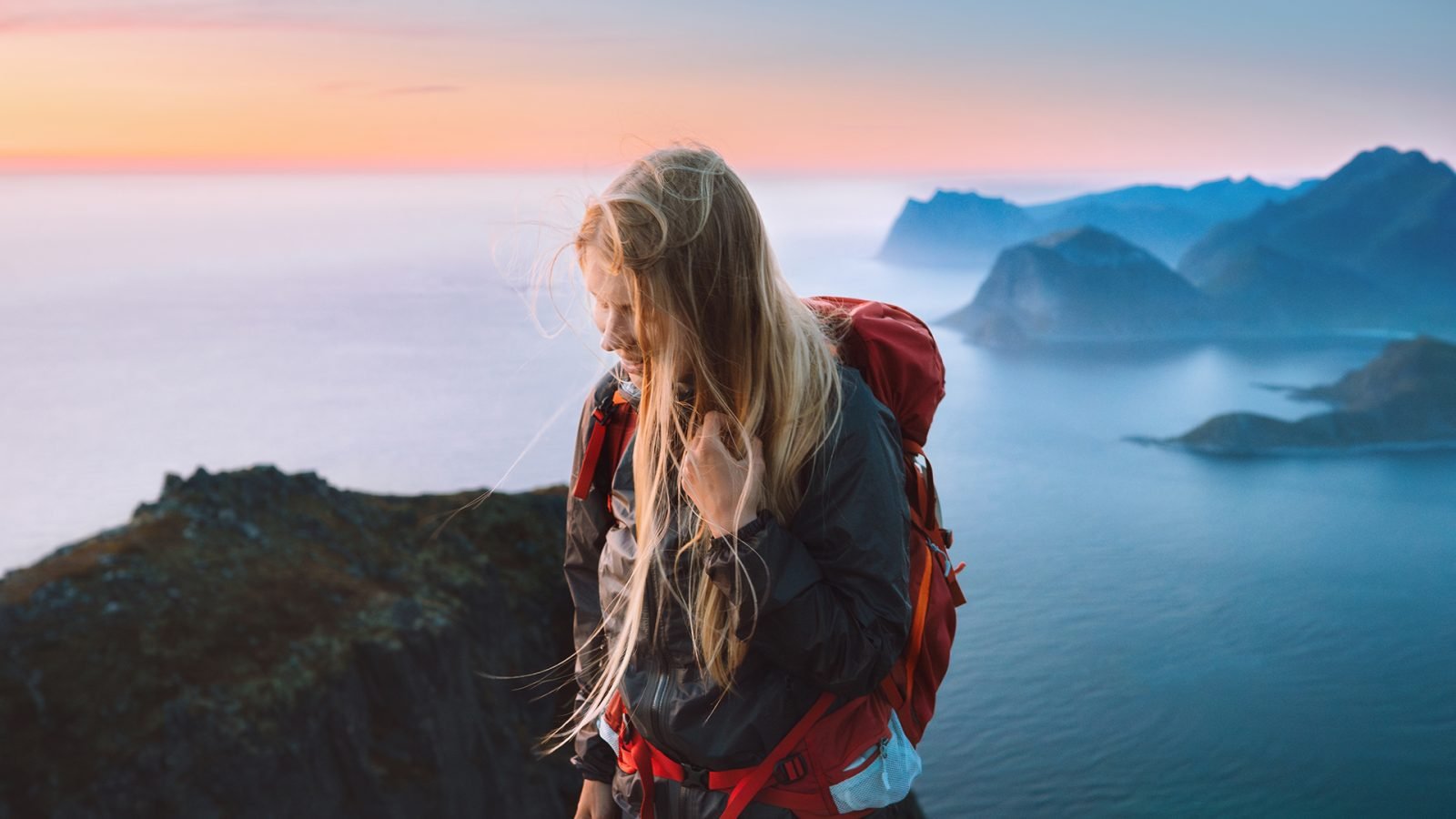 Kobieta podróżująca po Norwegii, piesze wędrówki po górach wysp Lofotów.