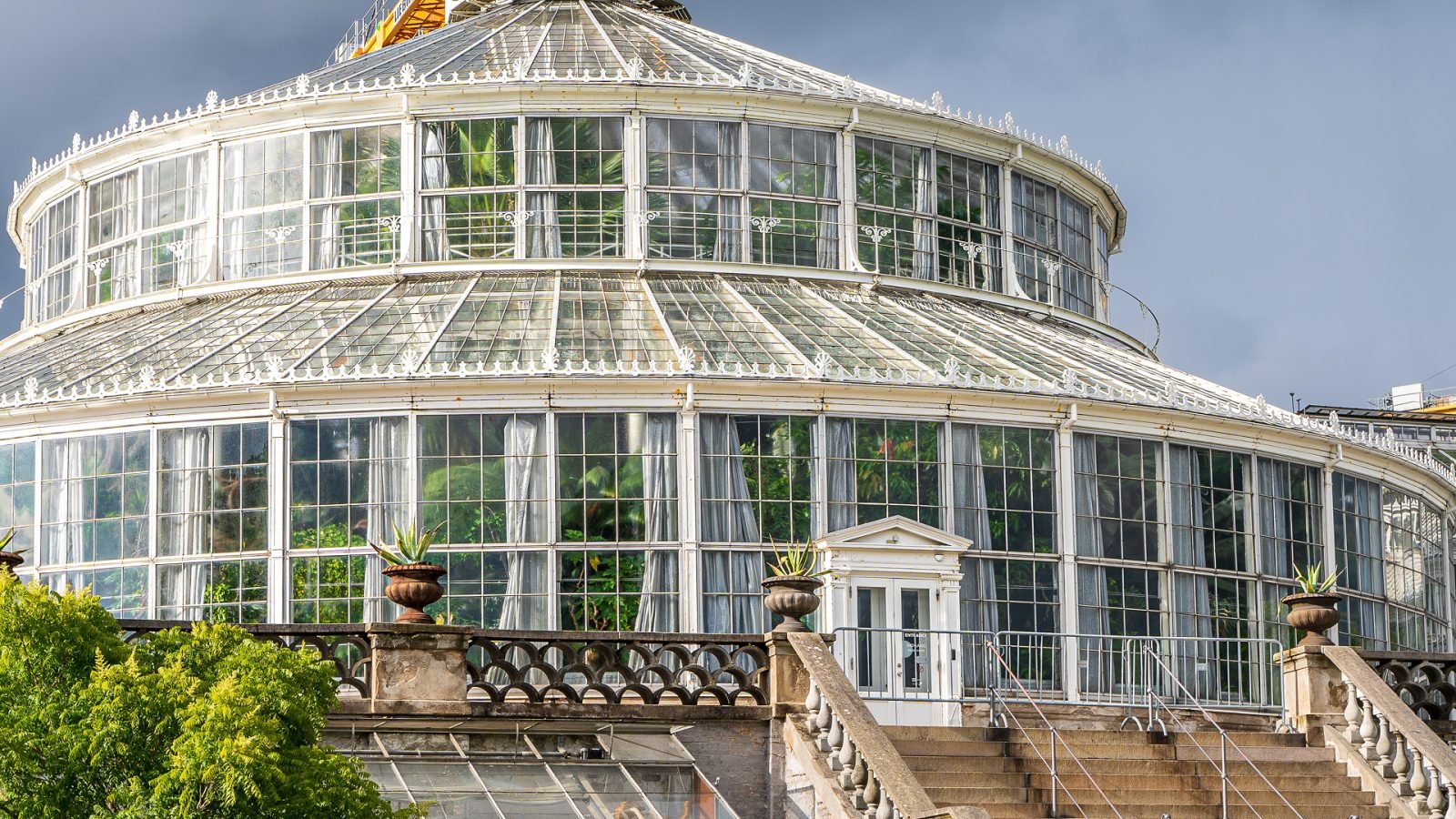 Widok na majestatyczną europejską architekturę pałacu, ogrodu botanicznego, rządu i rzeźb w Kopenhadze