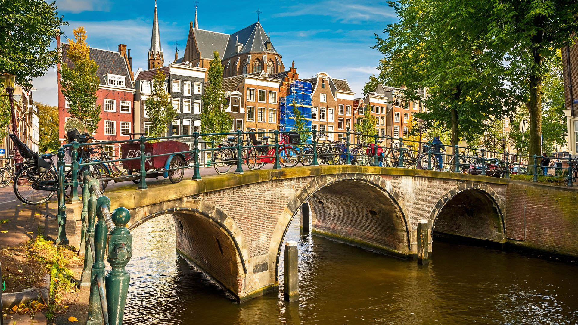 kanał w amsterdamie