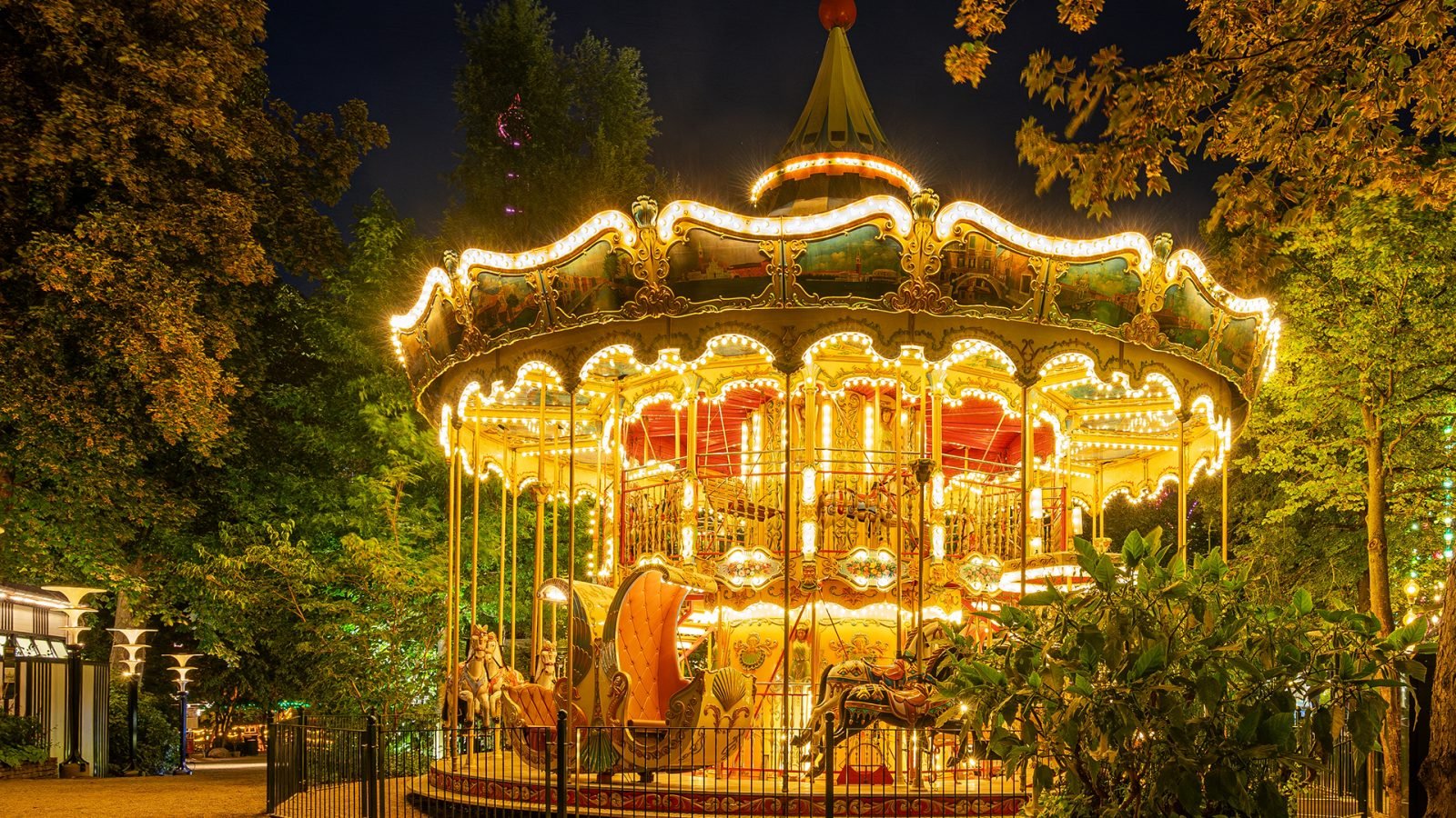 Ogrody Tivoli w Kopenhadze nocą