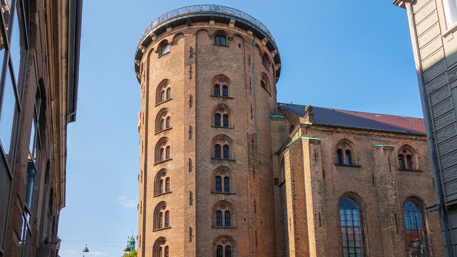 Historyczna Okrągła Wieża (Rundetårn) w Kopenhadze