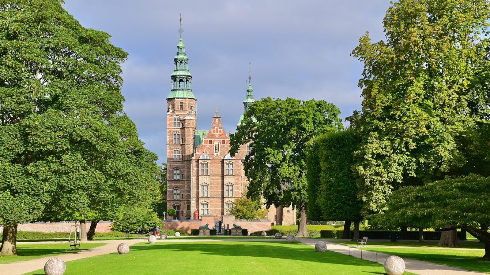 Spokojny widok na Zamek Rosenborg i Ogrody Królewskie