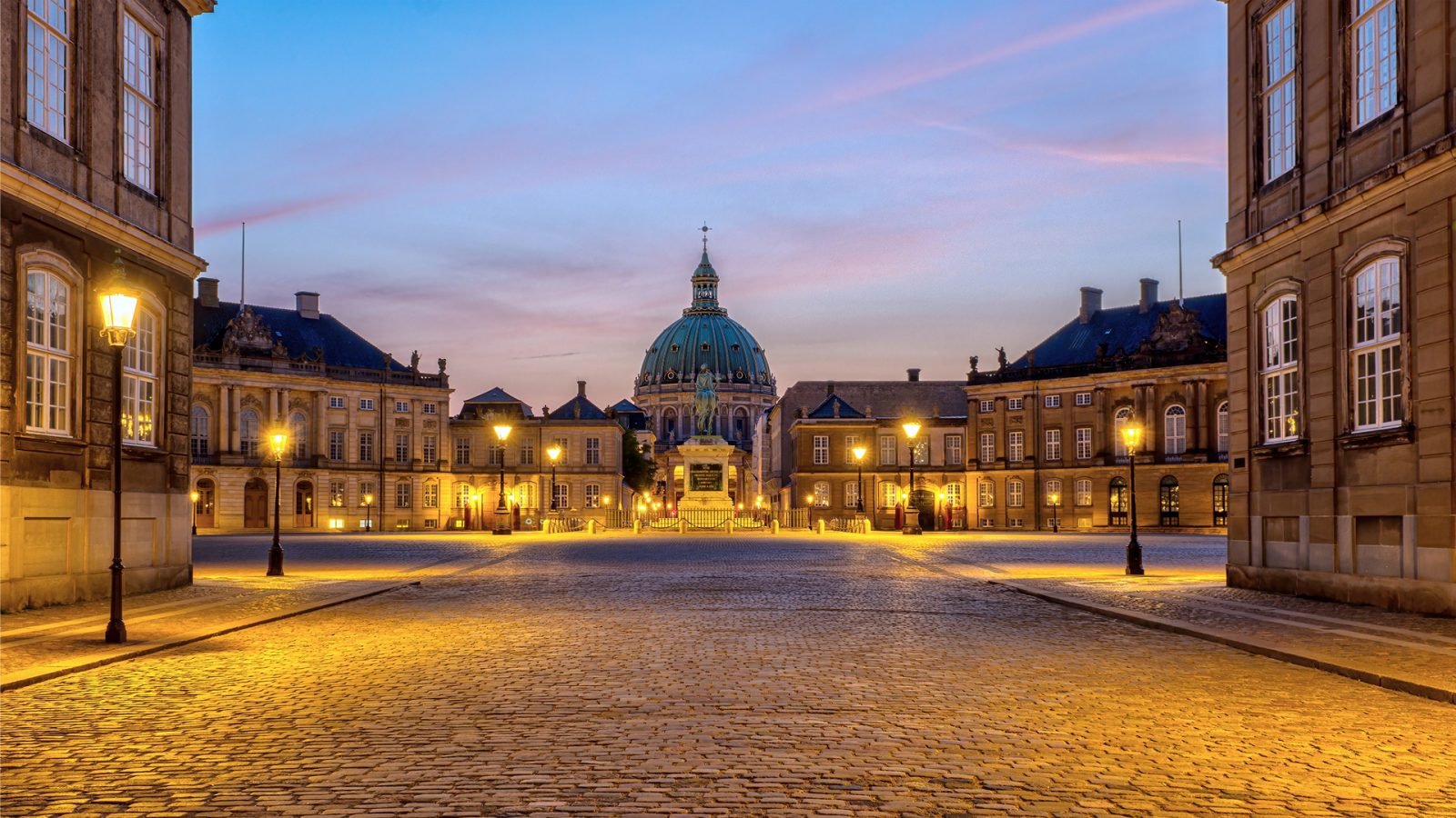 Pałac Amalieborg i Kościół Marmurowy w Kopenhadze w Danii o zmierzchu