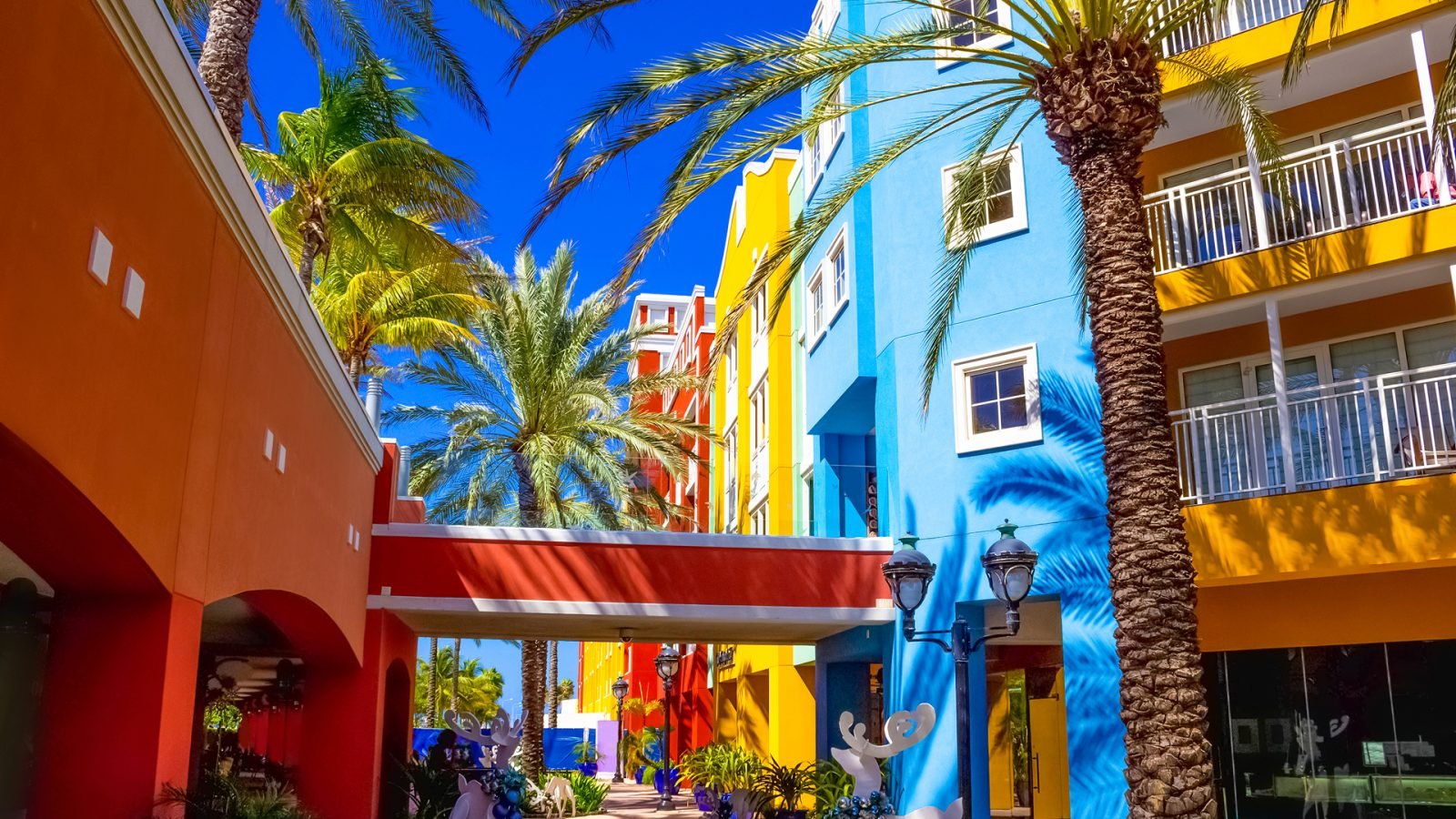 Charakterystyczne kolorowe budynki na ulicy Willemstad na Curaçao