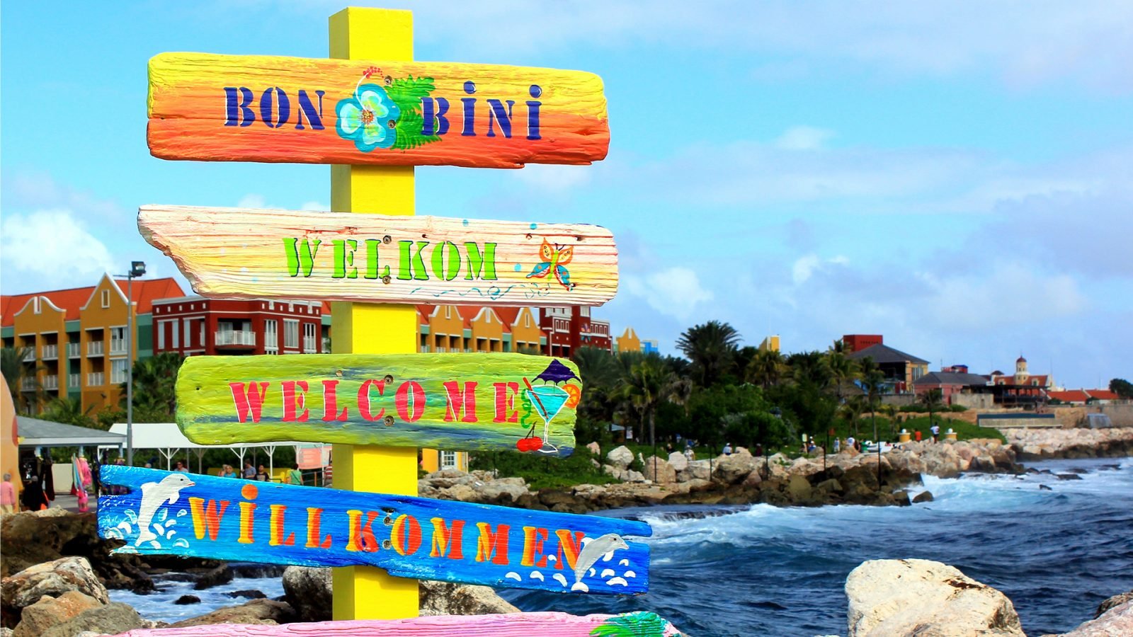 Tablica powitalna w różnych językach na karaibskiej wyspie Curaçao