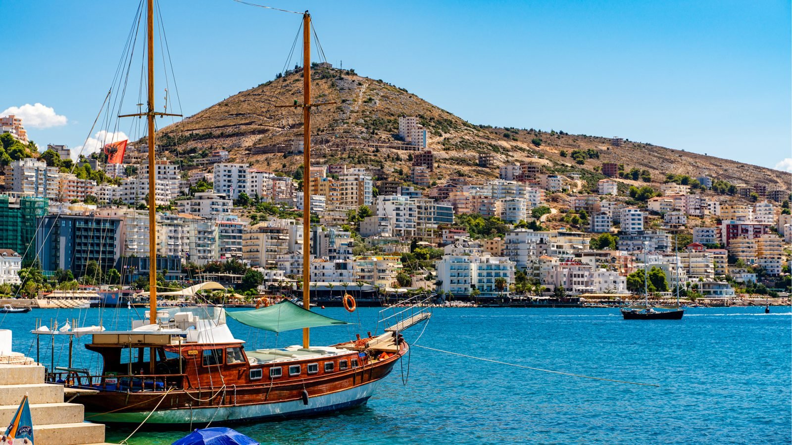 Widok na miasto Sarandy i Morze Jońskie. Jasny poranny widok Albanii w Europie