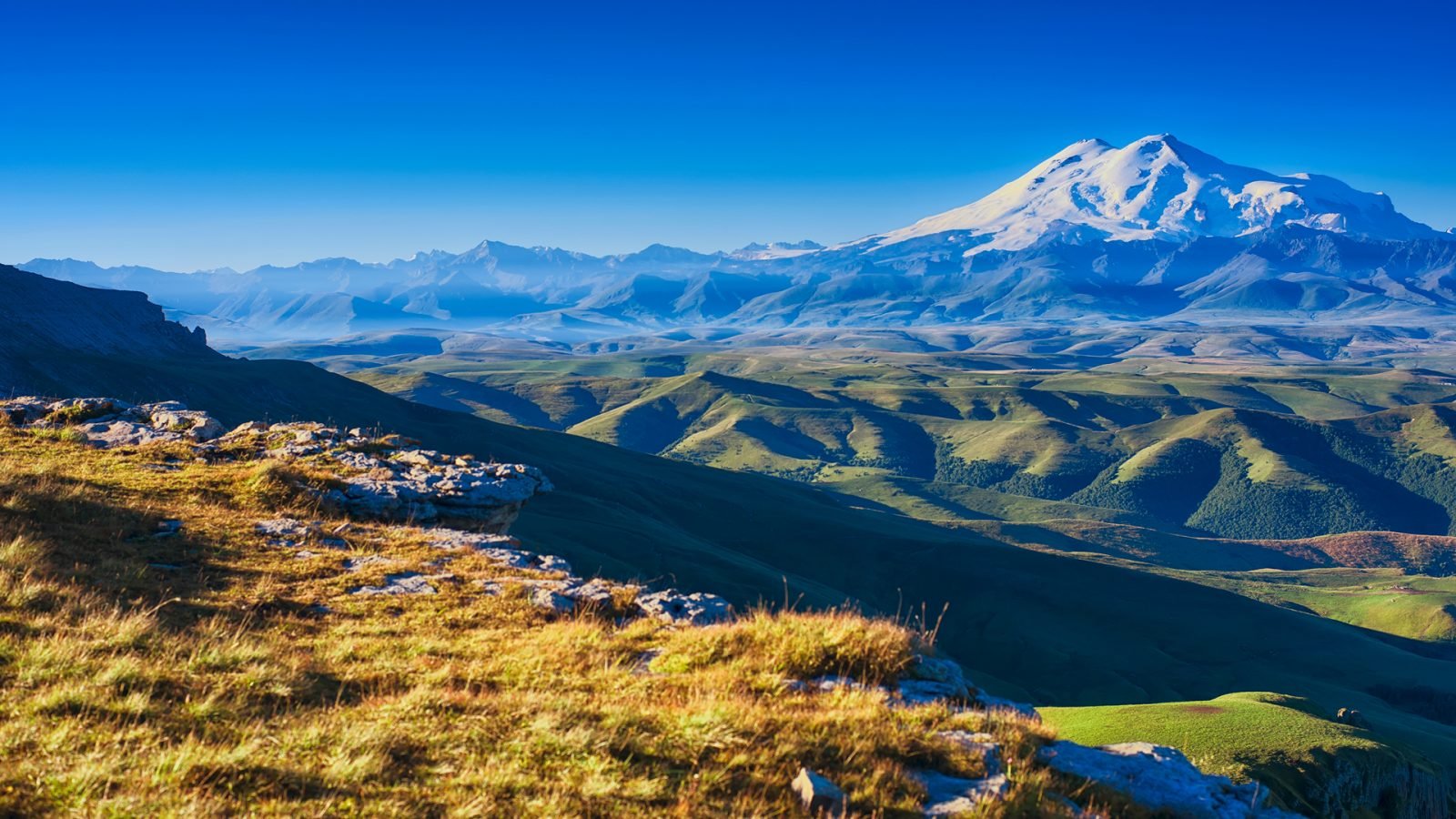 Widok z płaskowyżu Bermamyt na górę Elbrus.