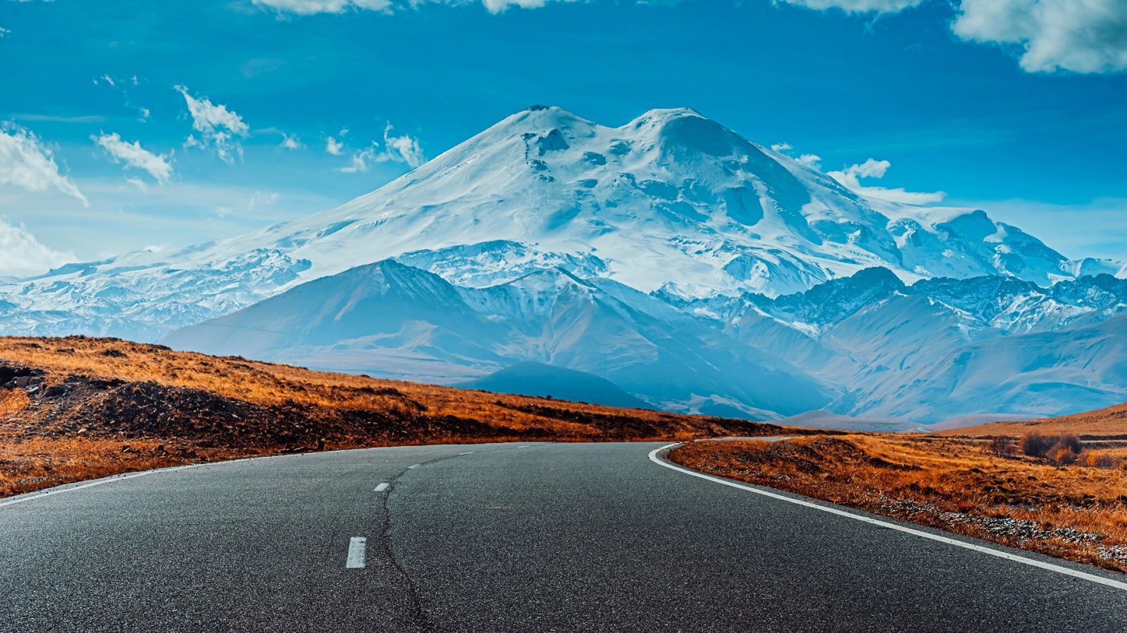 Droga prowadząca na górę. Piękne górskie krajobrazy. Droga z bliska. Droga na Elbrus, Kabardyno-Bałkaria, Rosja.