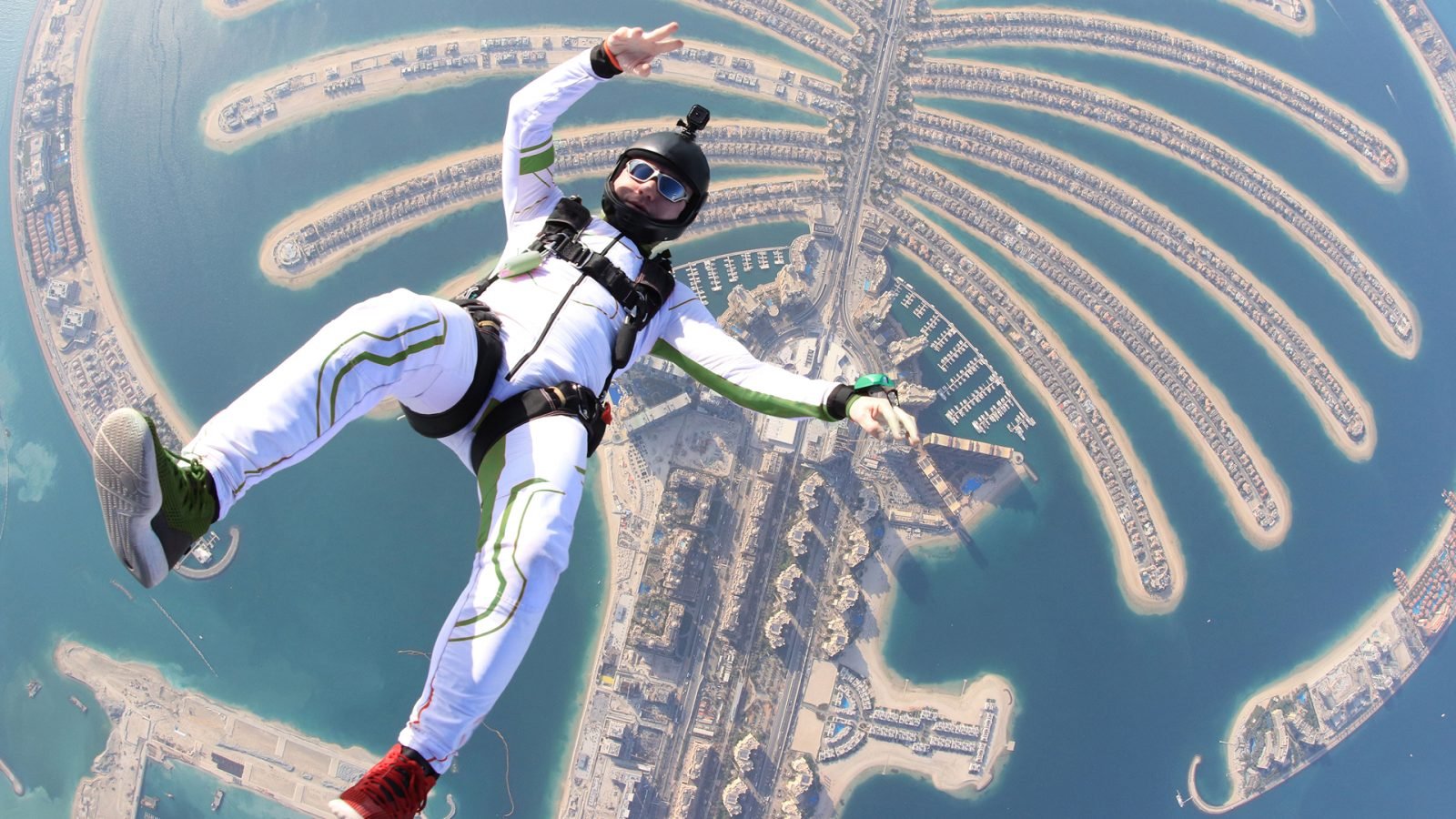 Skoczek spadochronowy nad Palm Jumeirah