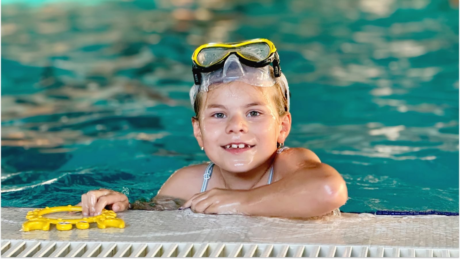 Wesoła dziewczyna w basenie