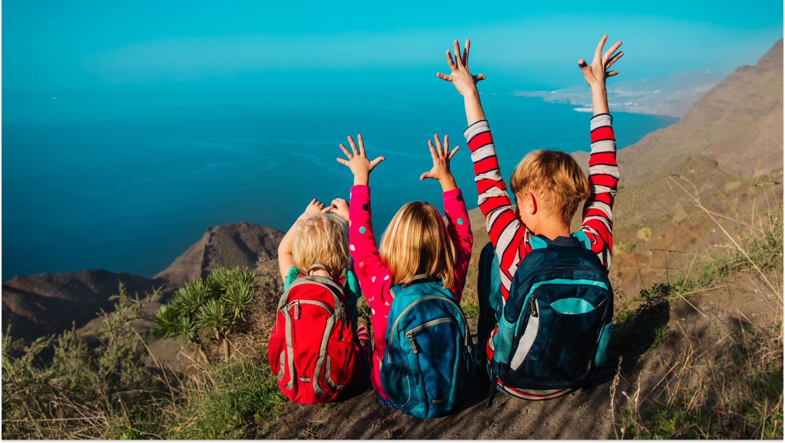 Dzieci podziwiające widoku na Wyspach Kanaryjskich