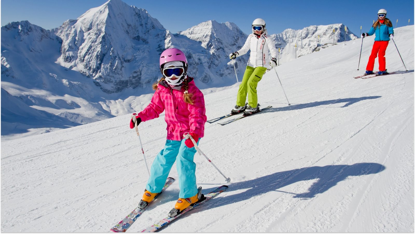Rodzina zjeżdżająca na nartach ze stoku