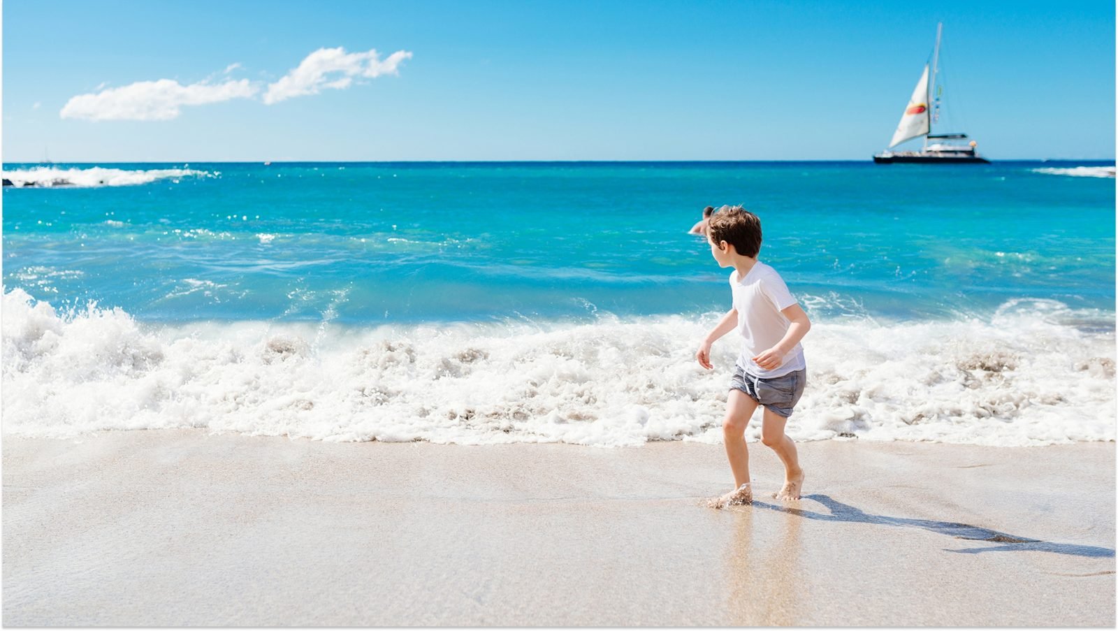 Chłopiec bawiący się na plaży, Teneryfa