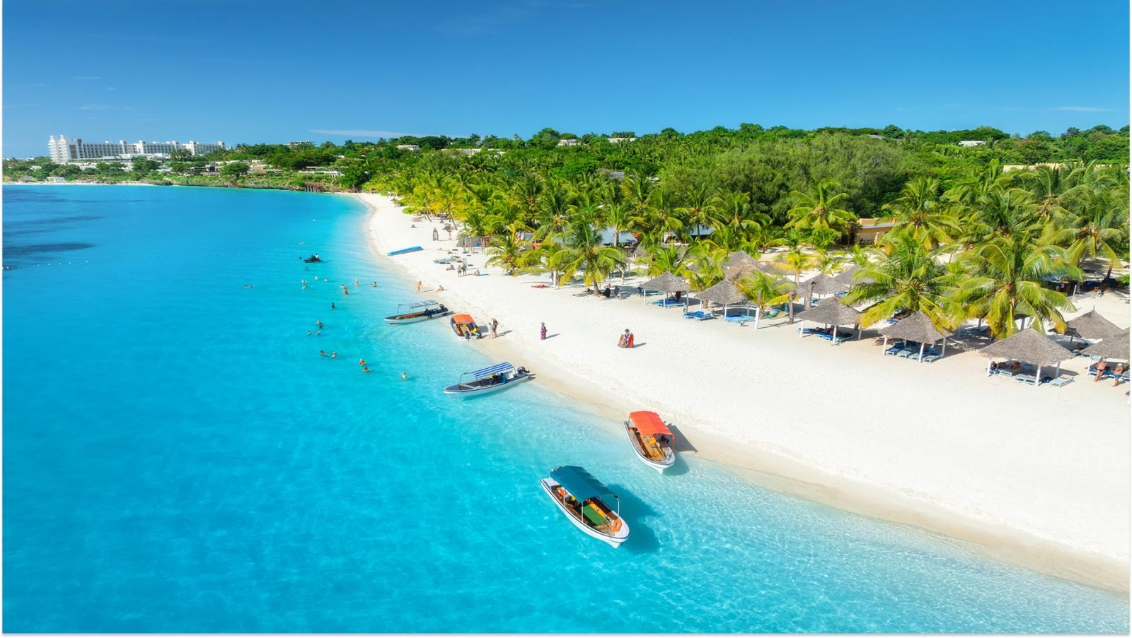 Widok z lotu ptaka na plażę w Zanzibarze