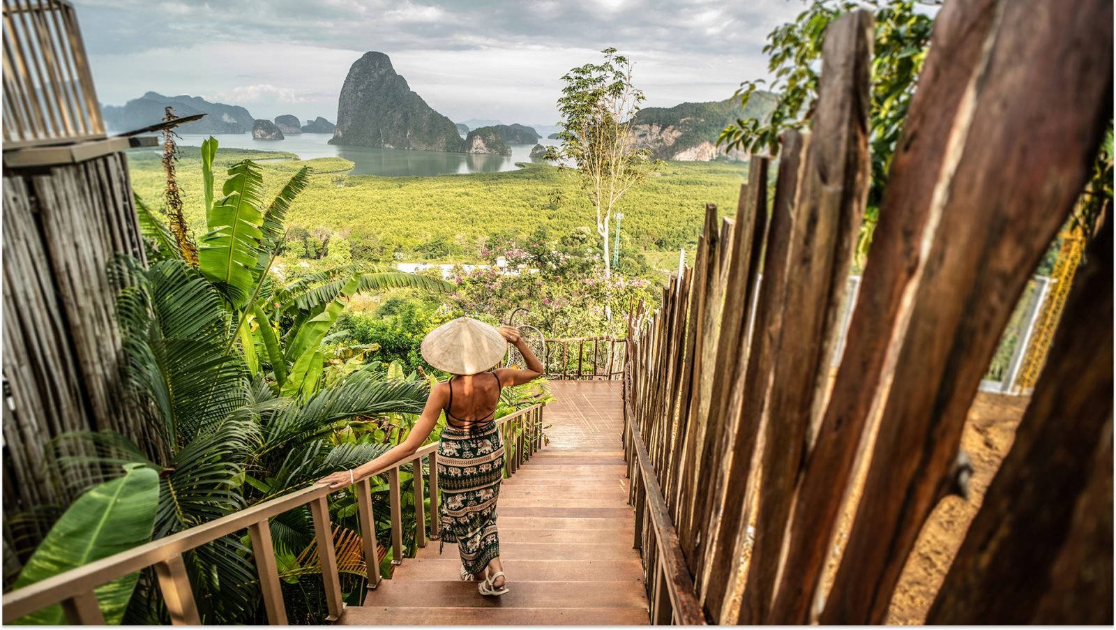 Kobieta schodząca na pola ryżowe, Tajlandia