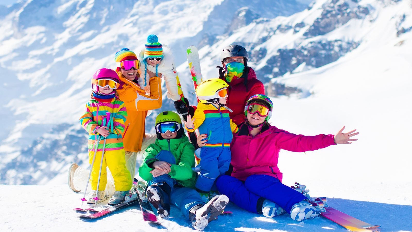 Rodzina z dziećmi na stoku narciarskim