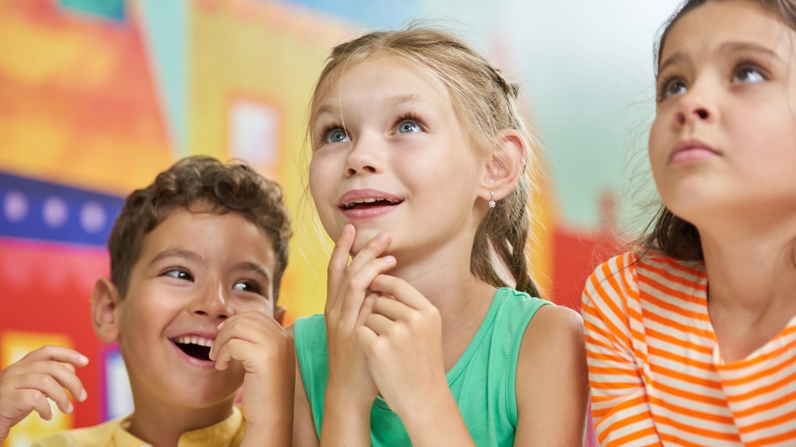 Dzieci oglądające eksperymenty