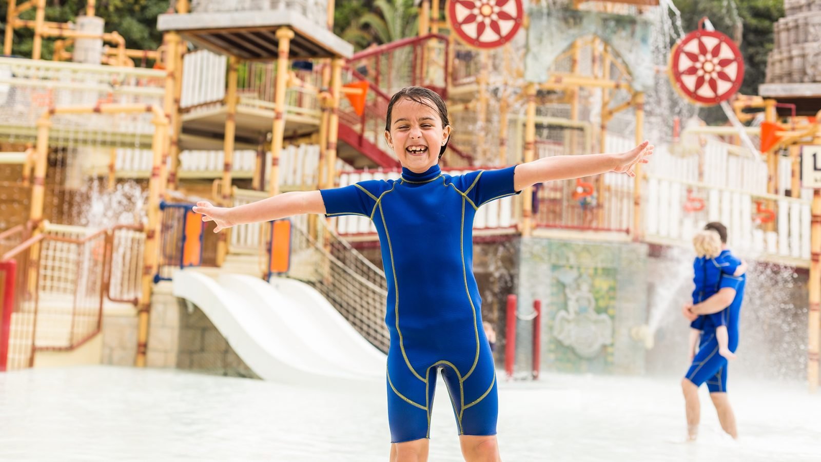 Dzieci bawiące się w Siam Park, Teneryfa, Hiszpania