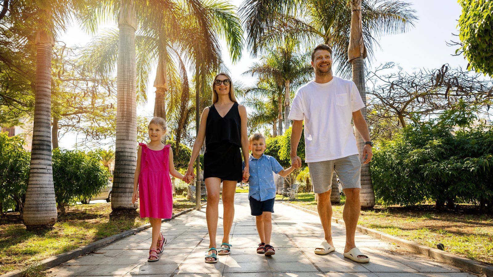 Rodzina na spacerze na Teneryfie